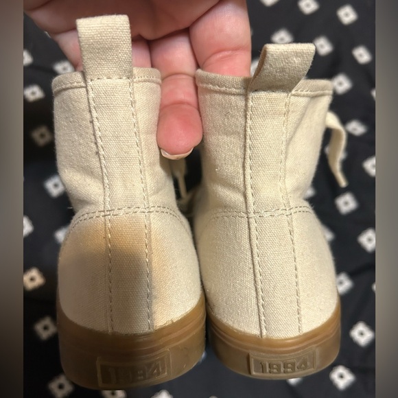 Old Navy toddlers cream colored high-top shoes w/ laces- size 12 - Picture 5 of 8